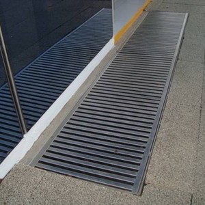 Canaleta com grelha em aço inox